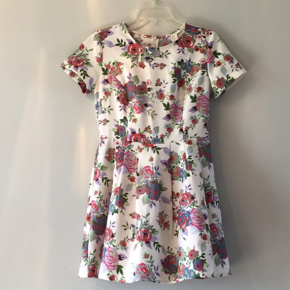 ‼️LAST CHANCE ‼️ Screen print floral white mini dress